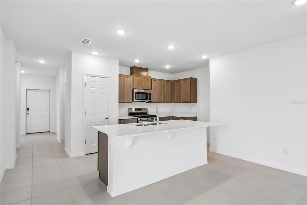 Activo con contrato: $350,000 (4 camas, 2 baños, 2182 Pies cuadrados)