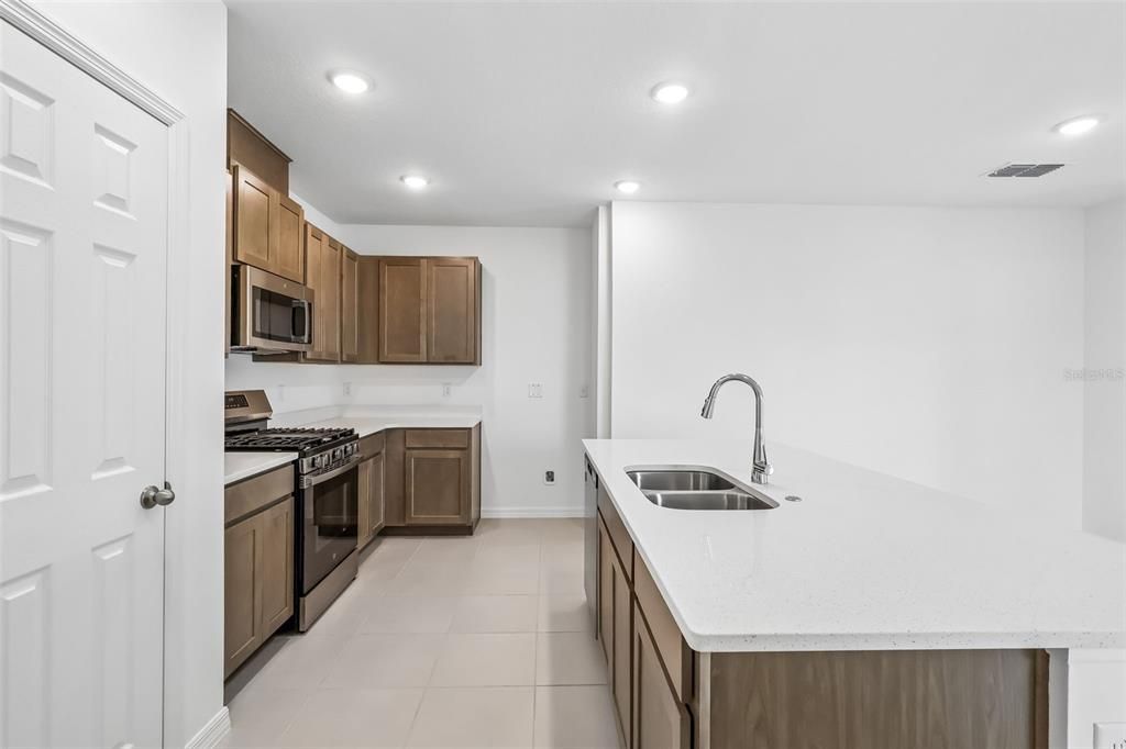 Activo con contrato: $350,000 (4 camas, 2 baños, 2182 Pies cuadrados)
