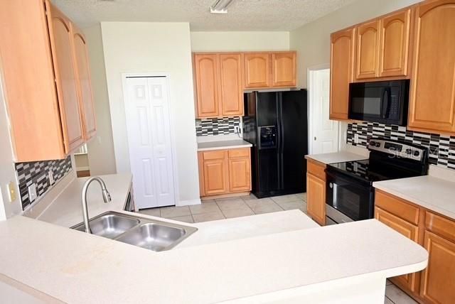 На продажу: $369,900 (5 спален, 3 ванн, 2530 Квадратных фут)