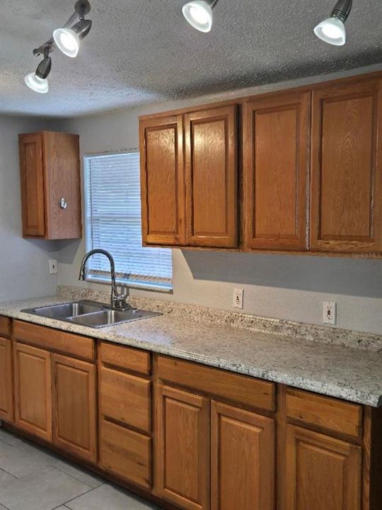 For Rent: $1,900 (2 beds, 1 baths, 805 Square Feet)