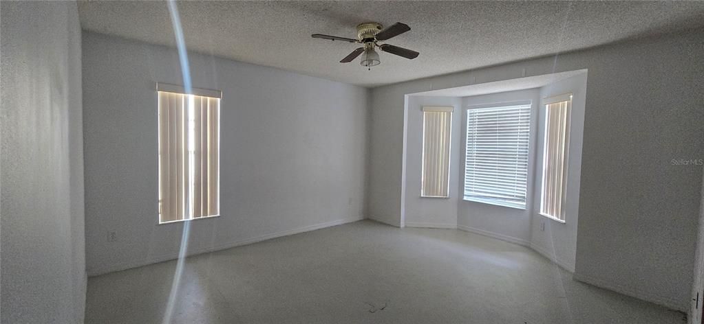 En Venta: $325,000 (3 camas, 2 baños, 1950 Pies cuadrados)