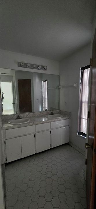 En Venta: $325,000 (3 camas, 2 baños, 1950 Pies cuadrados)