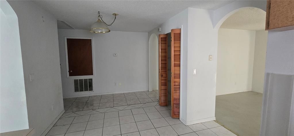 En Venta: $325,000 (3 camas, 2 baños, 1950 Pies cuadrados)
