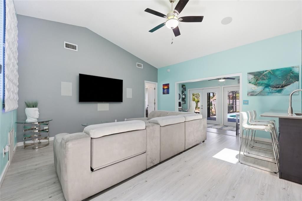 For Sale: $410,000 (2 beds, 2 baths, 1152 Square Feet)