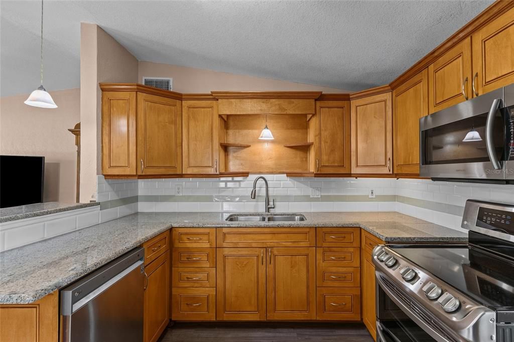 На продажу: $299,900 (2 спален, 1 ванн, 728 Квадратных фут)