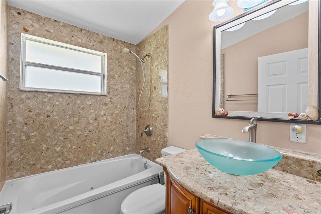 На продажу: $299,900 (2 спален, 1 ванн, 728 Квадратных фут)