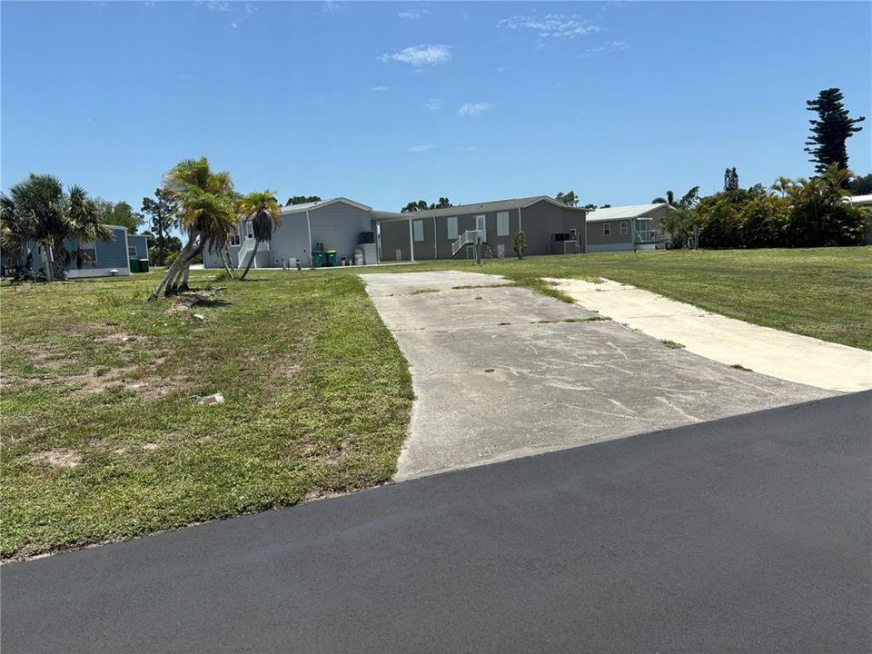На продажу: $14,500 (0.11 acres)
