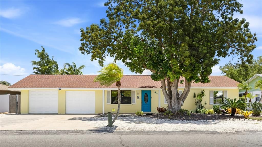 For Sale: $799,000 (5 beds, 4 baths, 2484 Square Feet)