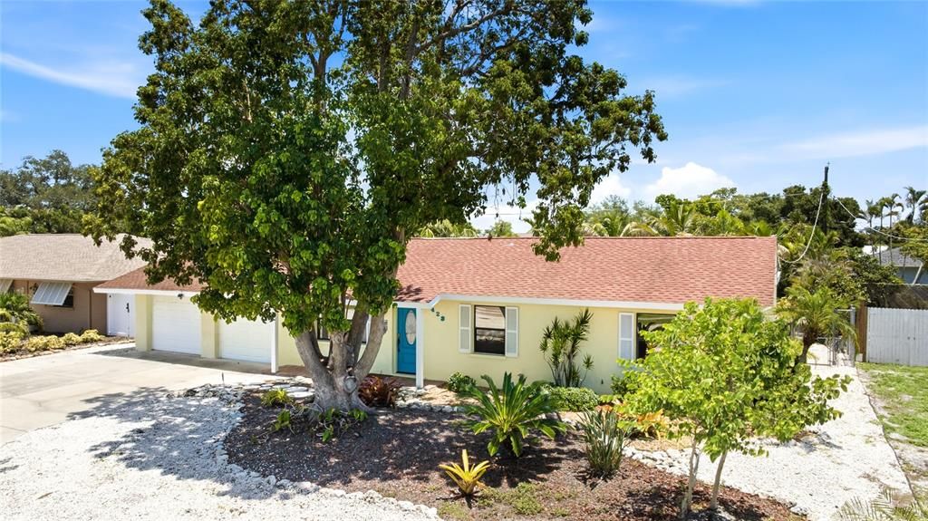 For Sale: $799,000 (5 beds, 4 baths, 2484 Square Feet)