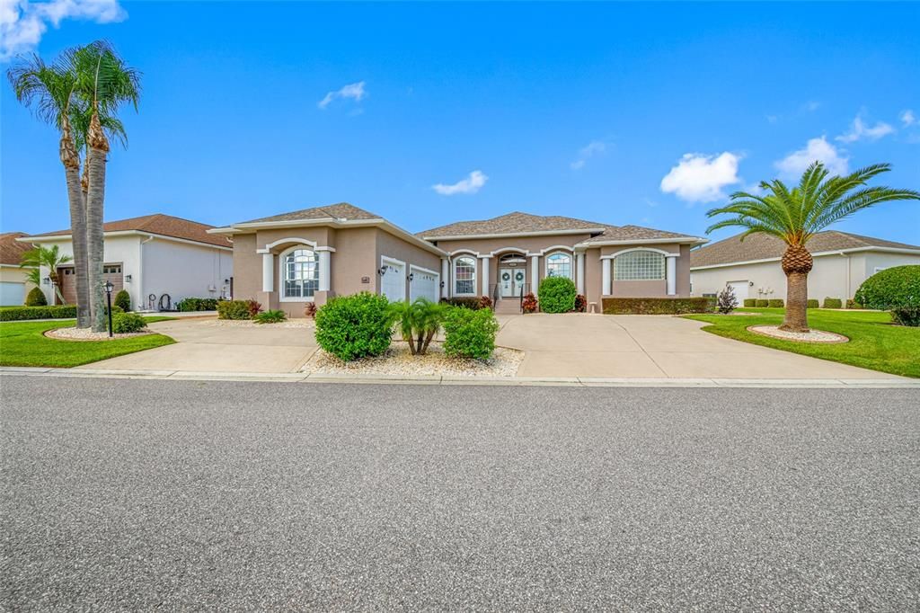 For Sale: $600,000 (4 beds, 3 baths, 3065 Square Feet)