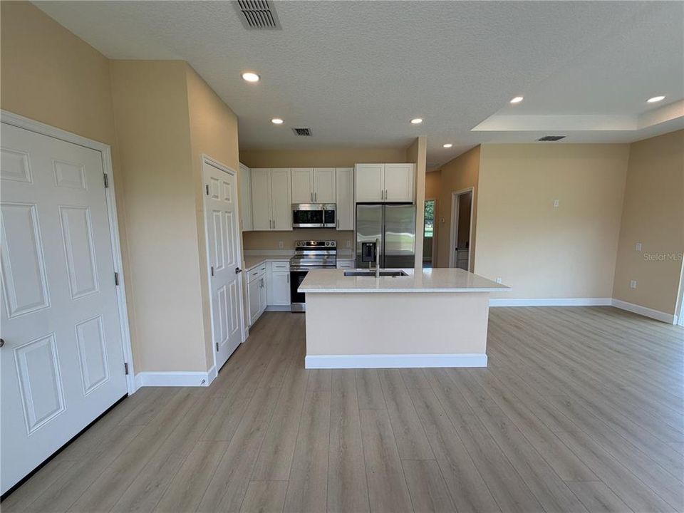For Sale: $385,000 (2 beds, 2 baths, 993 Square Feet)