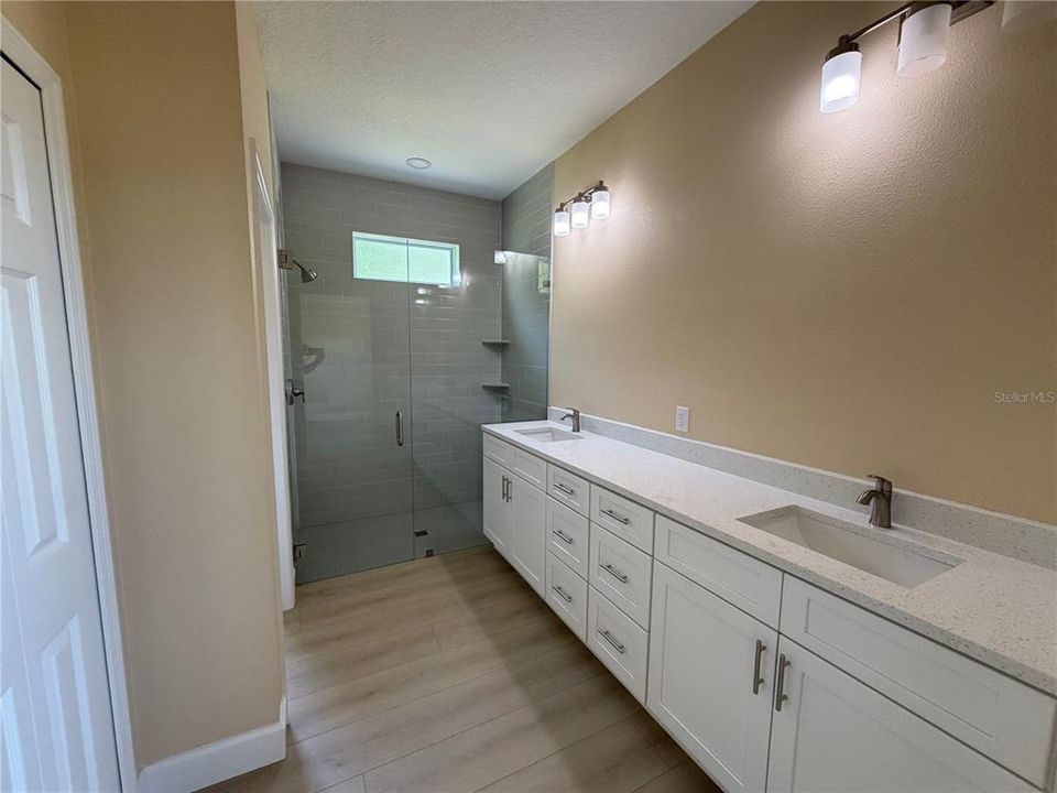 For Sale: $385,000 (2 beds, 2 baths, 993 Square Feet)