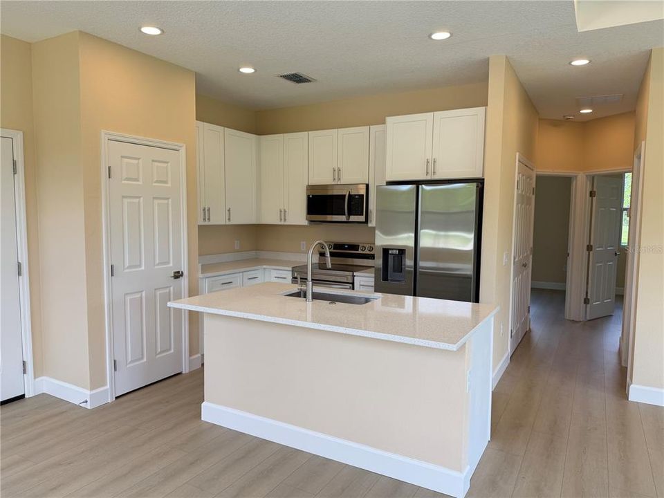 For Sale: $385,000 (2 beds, 2 baths, 993 Square Feet)