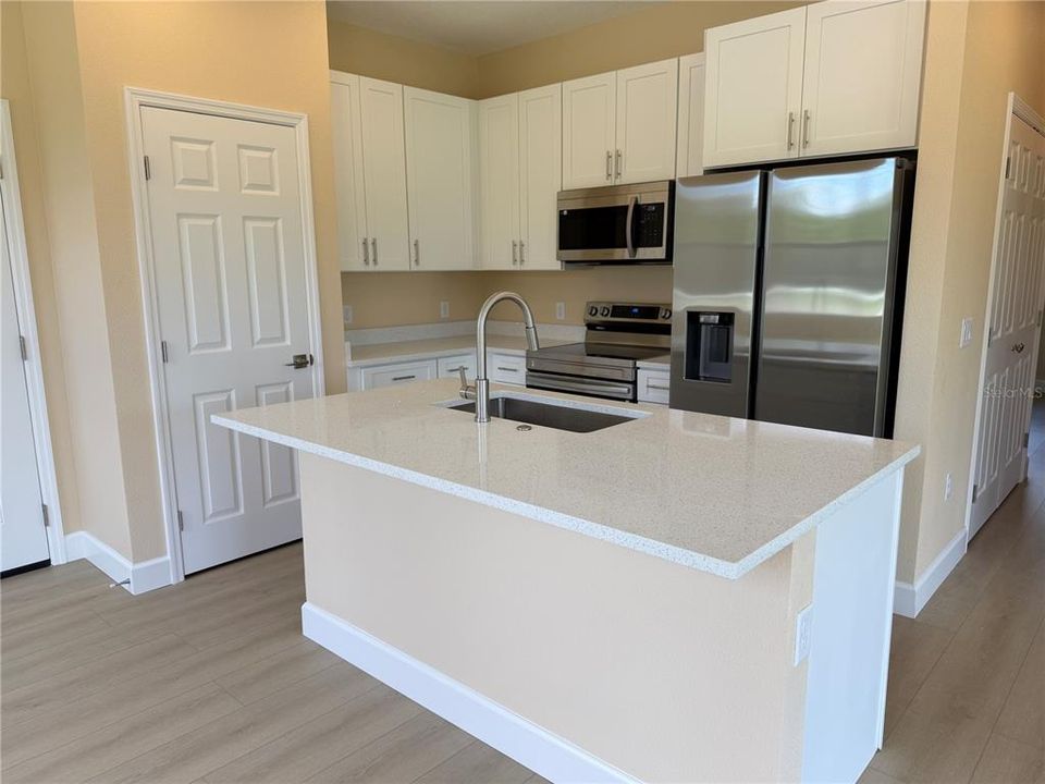 For Sale: $385,000 (2 beds, 2 baths, 993 Square Feet)