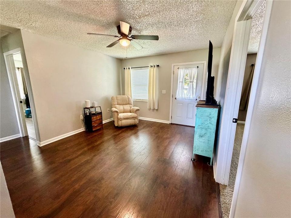 For Sale: $220,000 (3 beds, 1 baths, 1302 Square Feet)