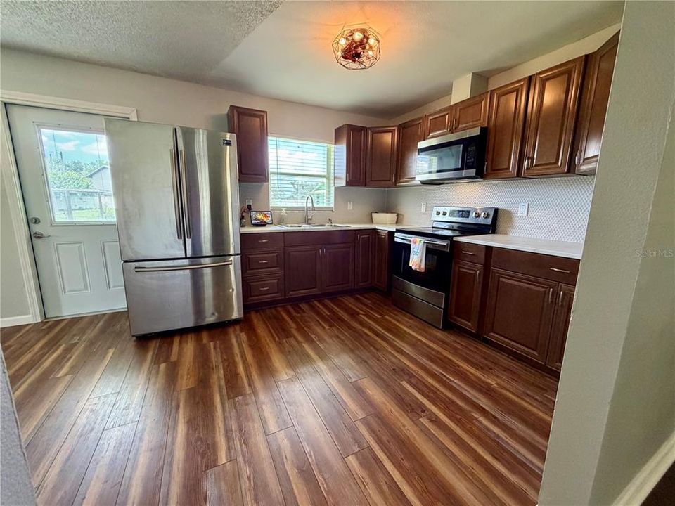 For Sale: $220,000 (3 beds, 1 baths, 1302 Square Feet)