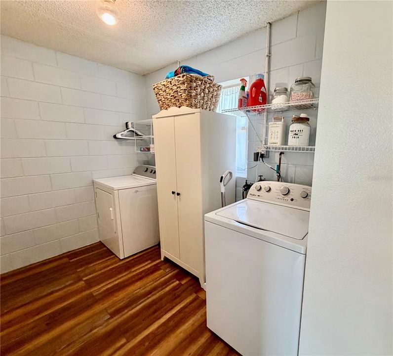 For Sale: $220,000 (3 beds, 1 baths, 1302 Square Feet)