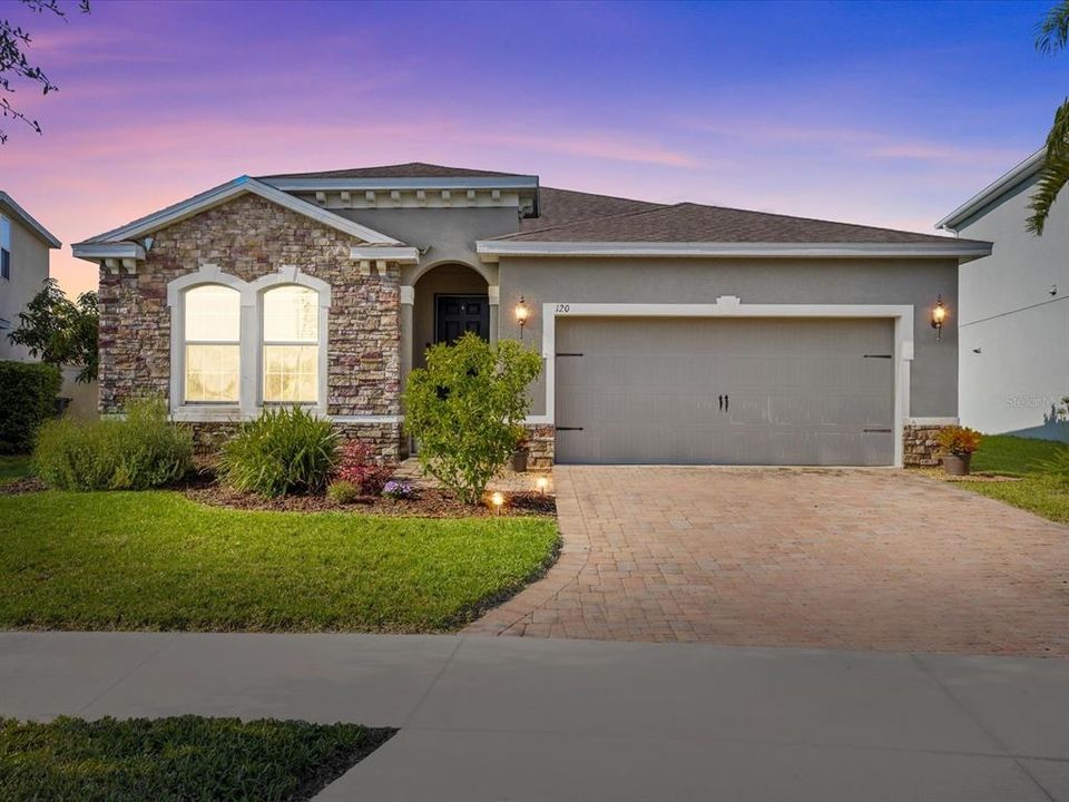 En Venta: $419,500 (3 camas, 2 baños, 2022 Pies cuadrados)
