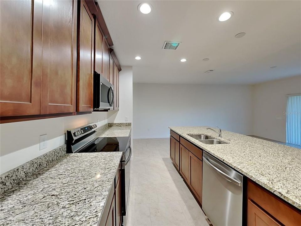 For Rent: $2,385 (4 beds, 2 baths, 2032 Square Feet)