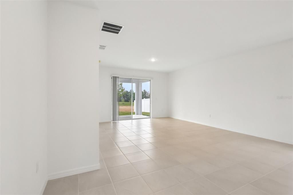 En Venta: $369,000 (5 camas, 2 baños, 2182 Pies cuadrados)