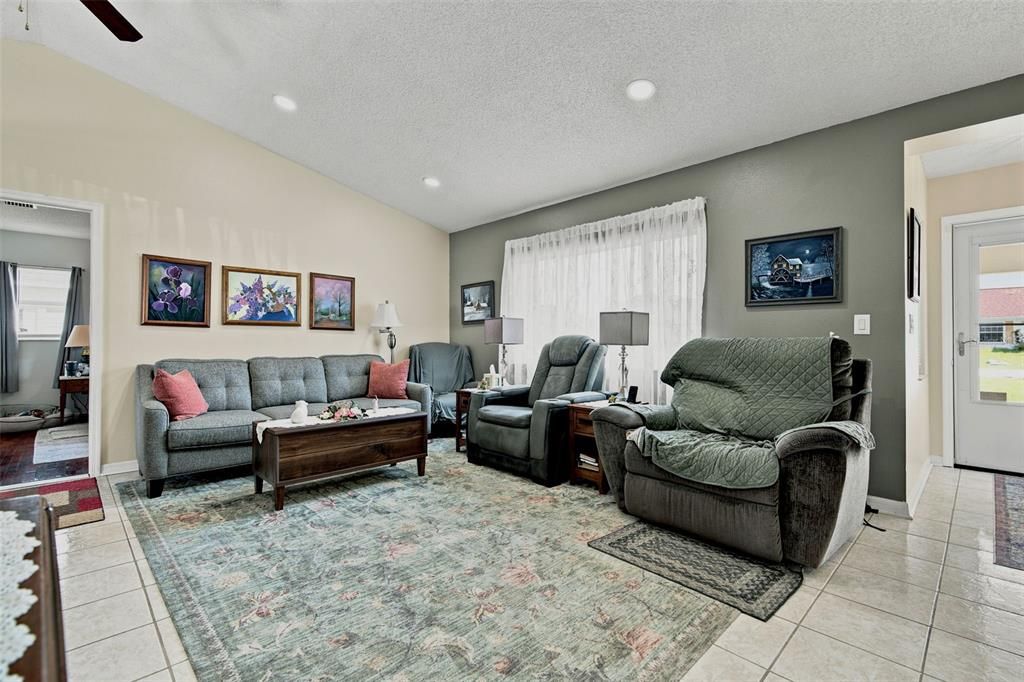 For Sale: $380,000 (2 beds, 2 baths, 1326 Square Feet)