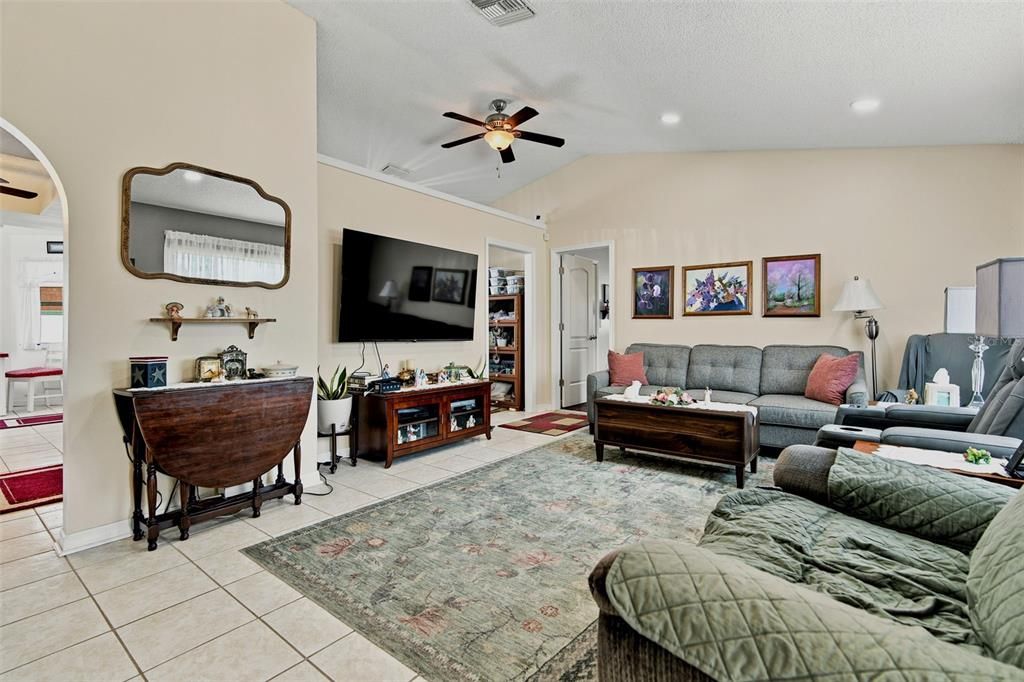 For Sale: $380,000 (2 beds, 2 baths, 1326 Square Feet)