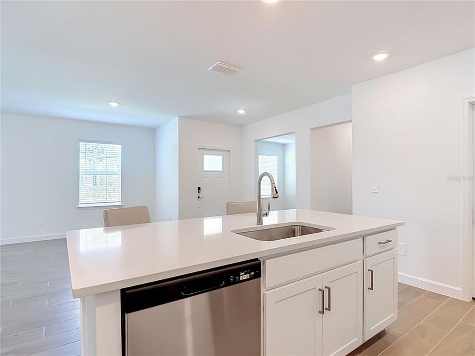 Active With Contract: $287,500 (2 beds, 2 baths, 1613 Square Feet)