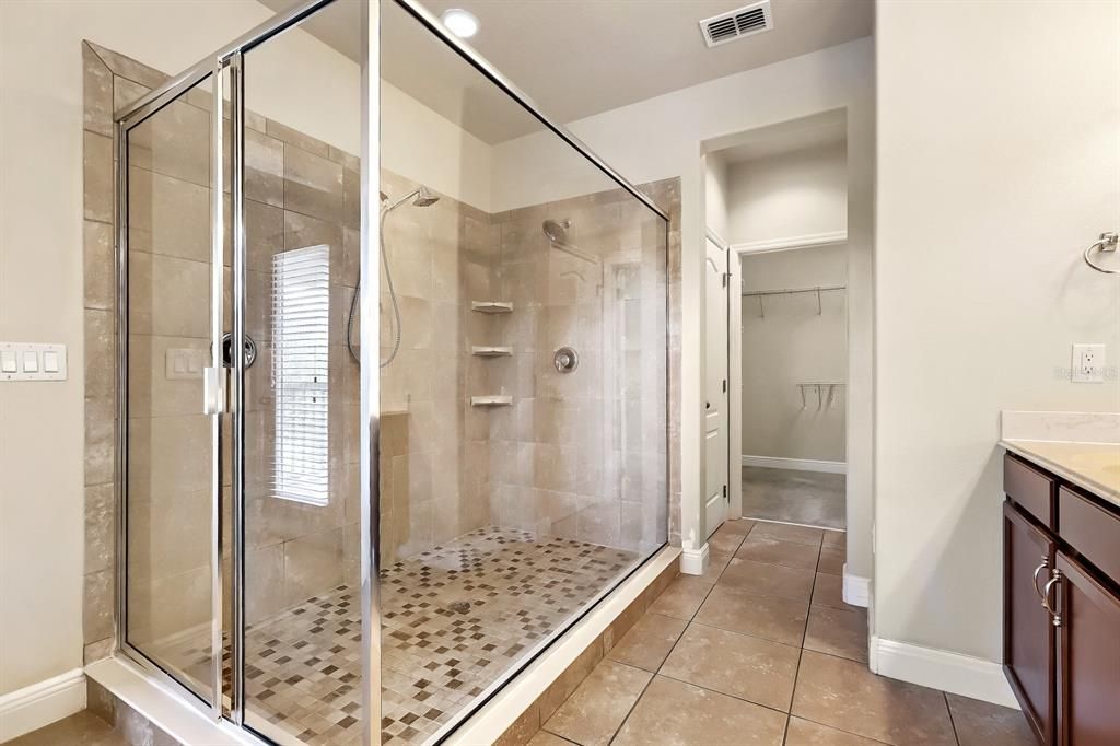 Activo con contrato: $575,000 (3 camas, 2 baños, 2344 Pies cuadrados)