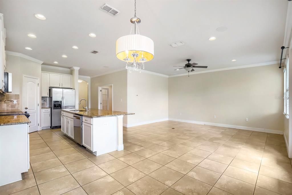 Activo con contrato: $575,000 (3 camas, 2 baños, 2344 Pies cuadrados)