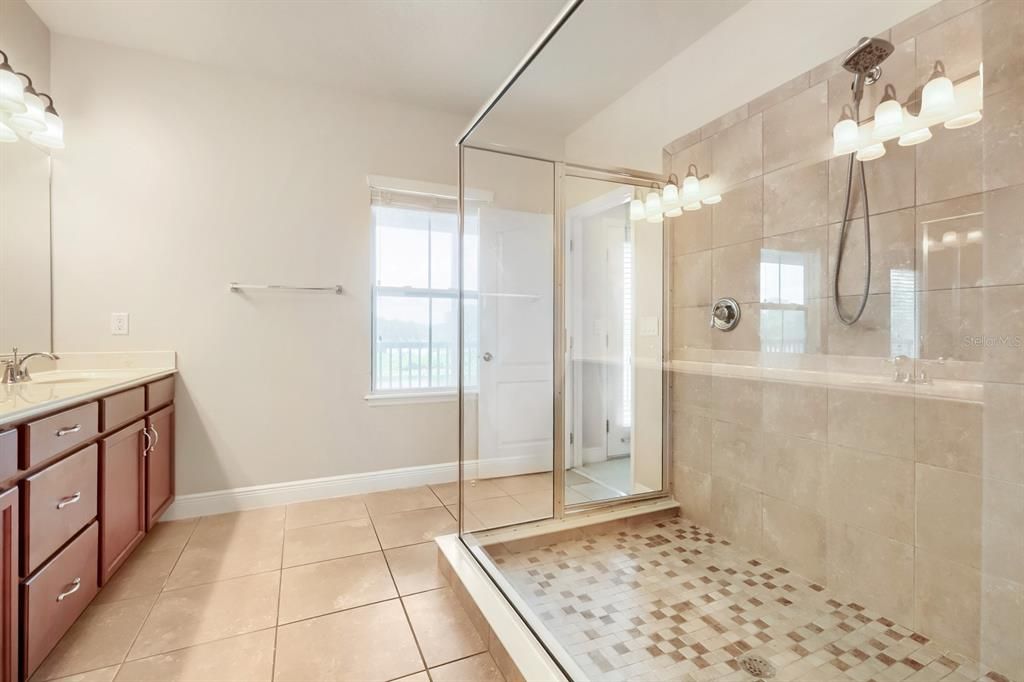 Activo con contrato: $575,000 (3 camas, 2 baños, 2344 Pies cuadrados)