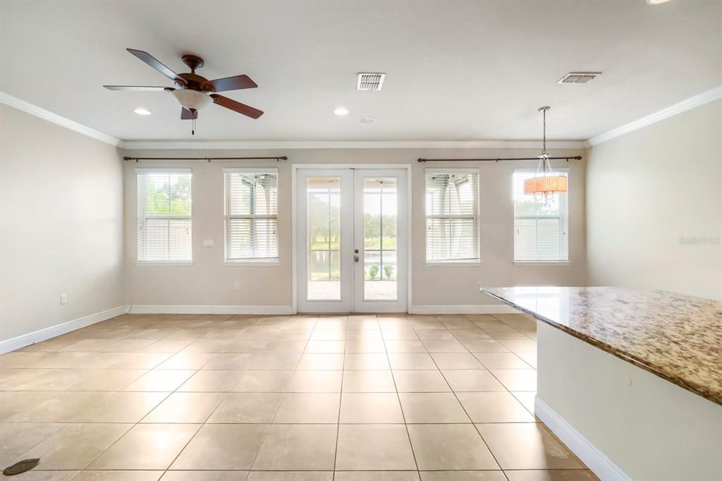 Activo con contrato: $575,000 (3 camas, 2 baños, 2344 Pies cuadrados)