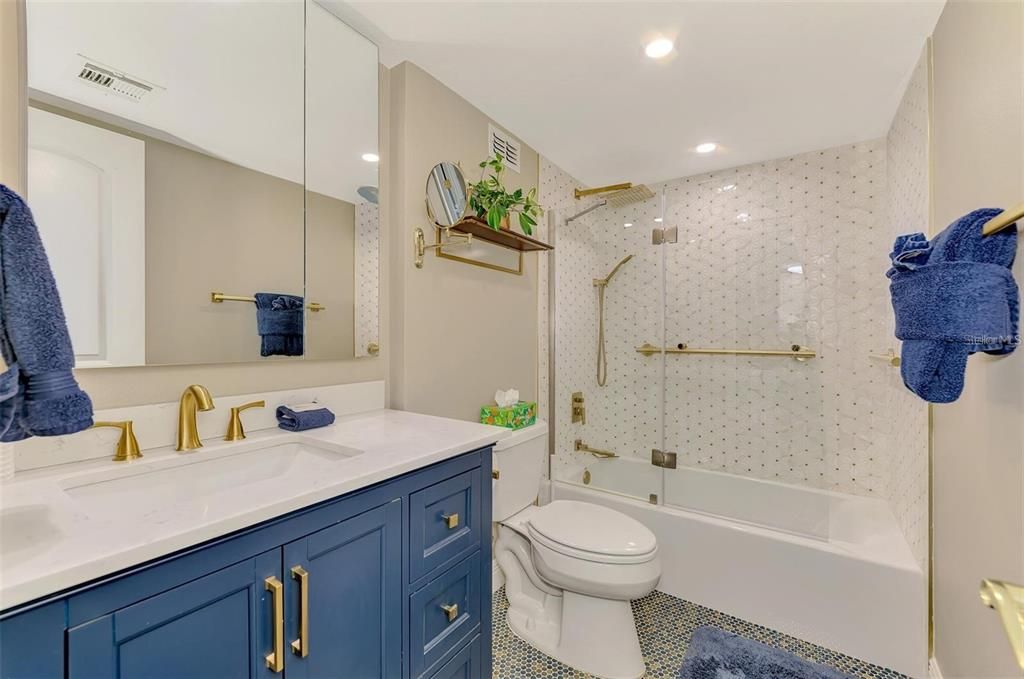 For Rent: $5,900 (1 beds, 1 baths, 751 Square Feet)