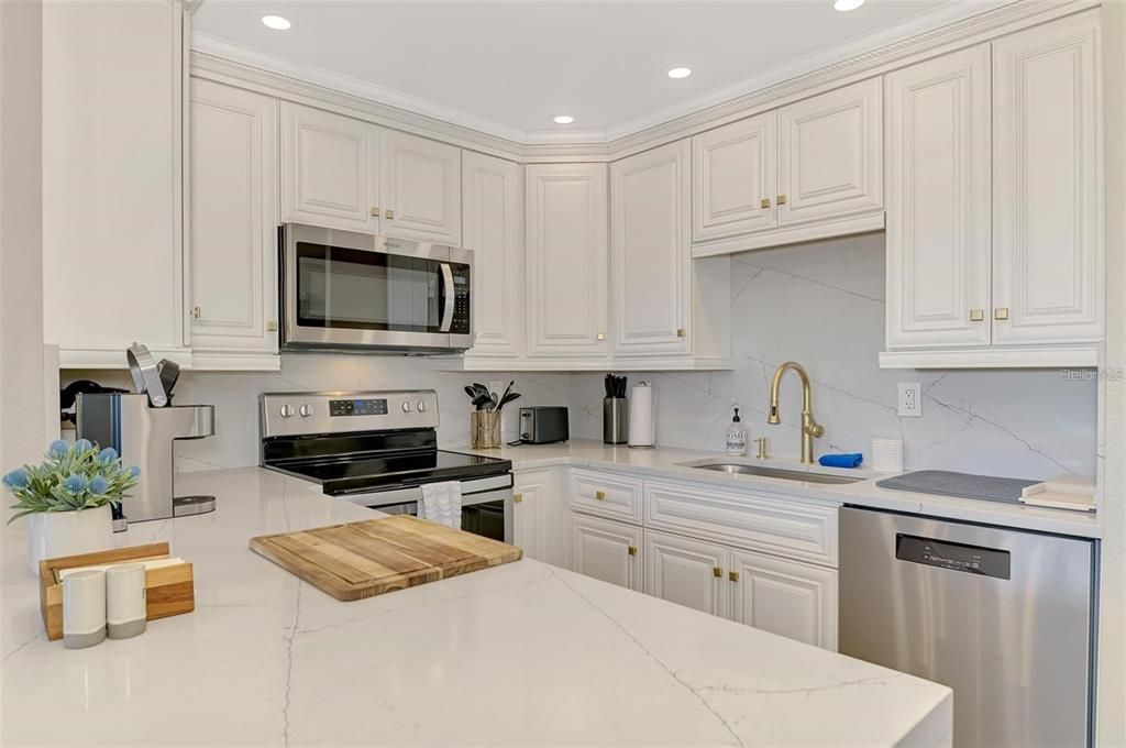 For Rent: $5,900 (1 beds, 1 baths, 751 Square Feet)