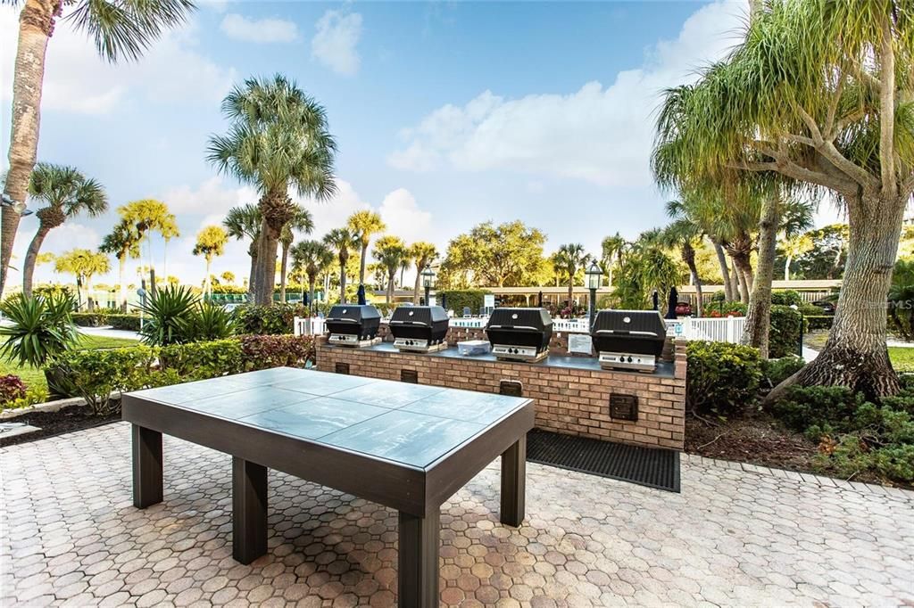 For Rent: $5,900 (1 beds, 1 baths, 751 Square Feet)