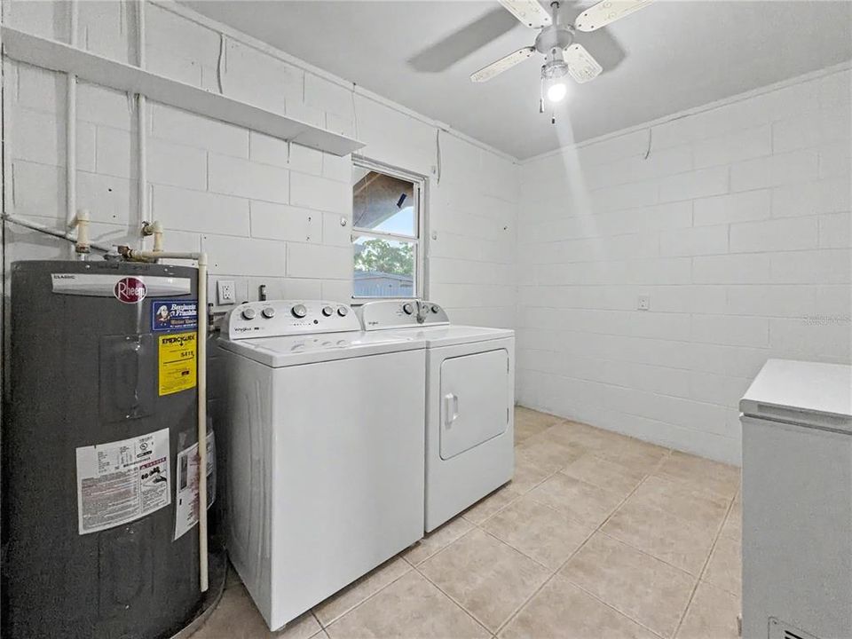 For Sale: $379,500 (3 beds, 2 baths, 1395 Square Feet)