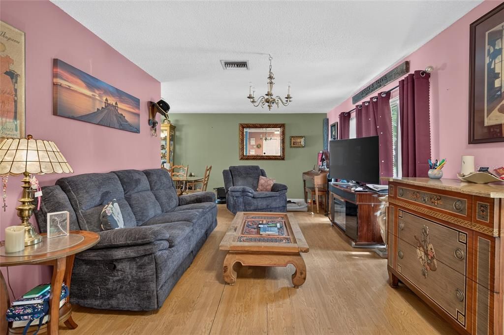 For Sale: $449,900 (3 beds, 2 baths, 1492 Square Feet)