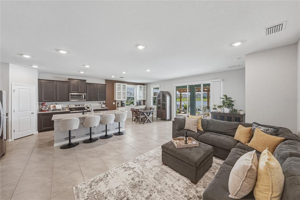 En Venta: $439,000 (4 camas, 2 baños, 2037 Pies cuadrados)
