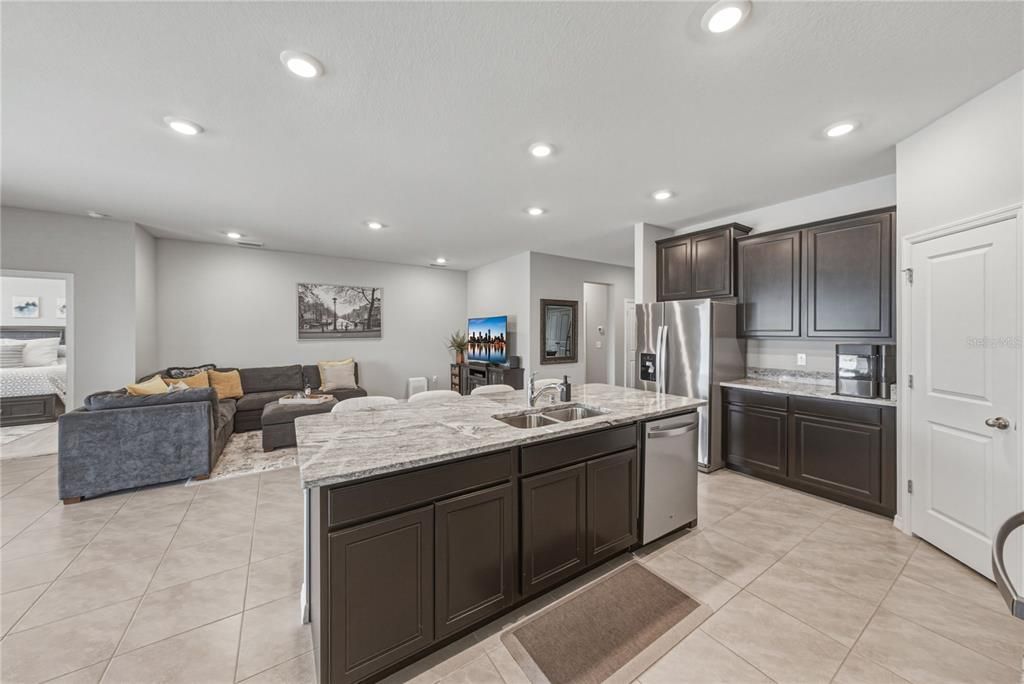 En Venta: $439,000 (4 camas, 2 baños, 2037 Pies cuadrados)