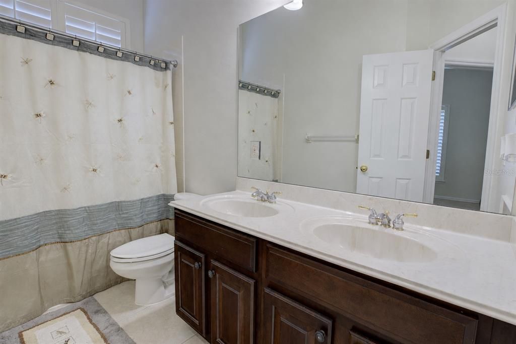 Activo con contrato: $650,000 (4 camas, 3 baños, 2368 Pies cuadrados)