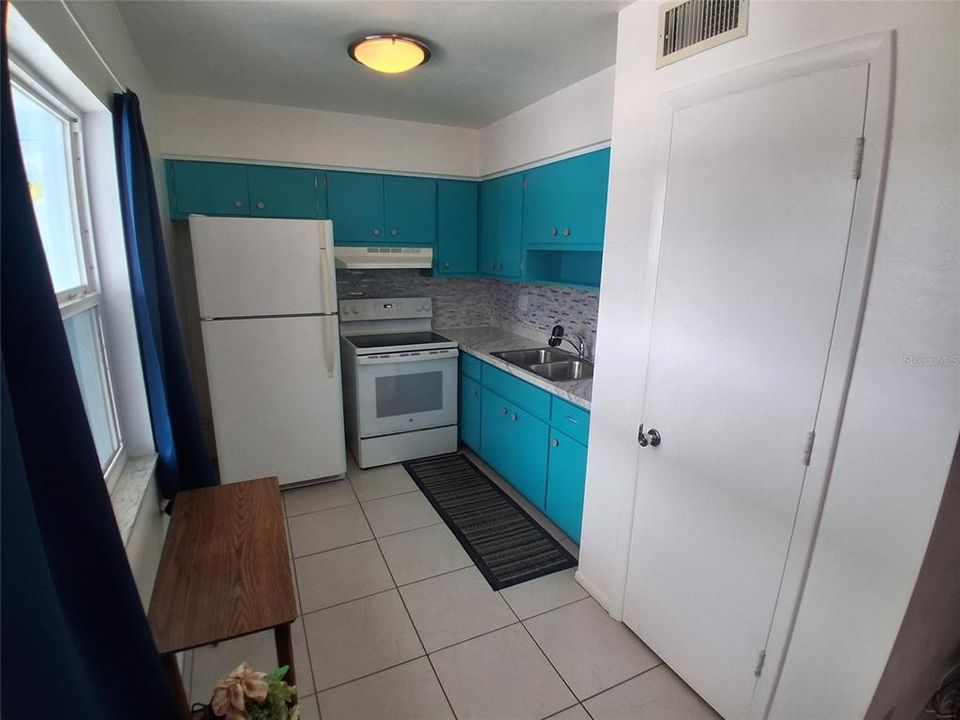 For Sale: $199,900 (1 beds, 1 baths, 686 Square Feet)