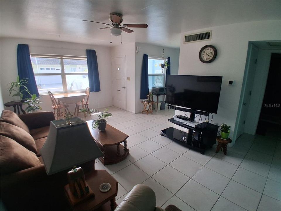 For Sale: $199,900 (1 beds, 1 baths, 686 Square Feet)