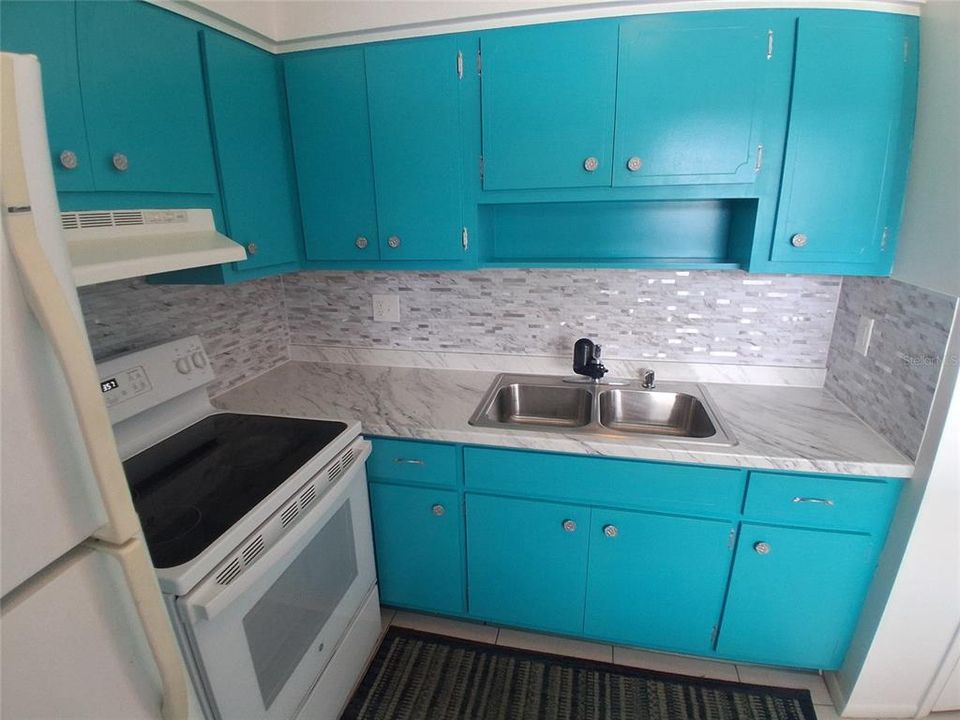 For Sale: $199,900 (1 beds, 1 baths, 686 Square Feet)