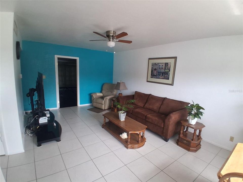 For Sale: $199,900 (1 beds, 1 baths, 686 Square Feet)