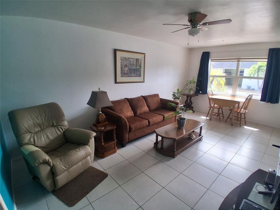 For Sale: $199,900 (1 beds, 1 baths, 686 Square Feet)