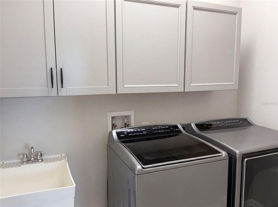 For Sale: $549,000 (3 beds, 2 baths, 1904 Square Feet)