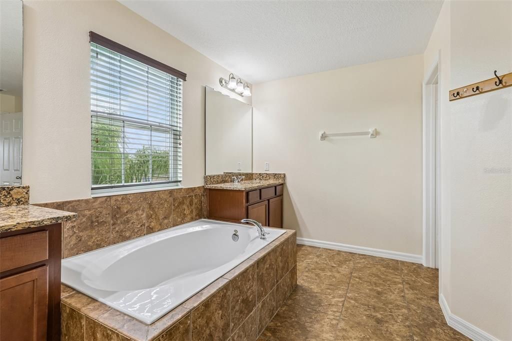 En Renta: $4,490 (5 camas, 4 baños, 3400 Pies cuadrados)