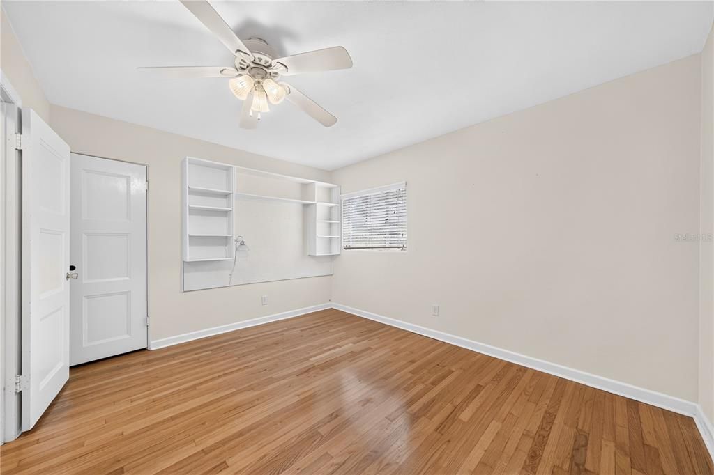 Activo con contrato: $4,000 (5 camas, 3 baños, 2645 Pies cuadrados)
