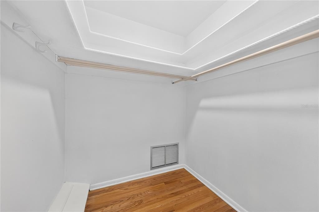 Activo con contrato: $4,000 (5 camas, 3 baños, 2645 Pies cuadrados)