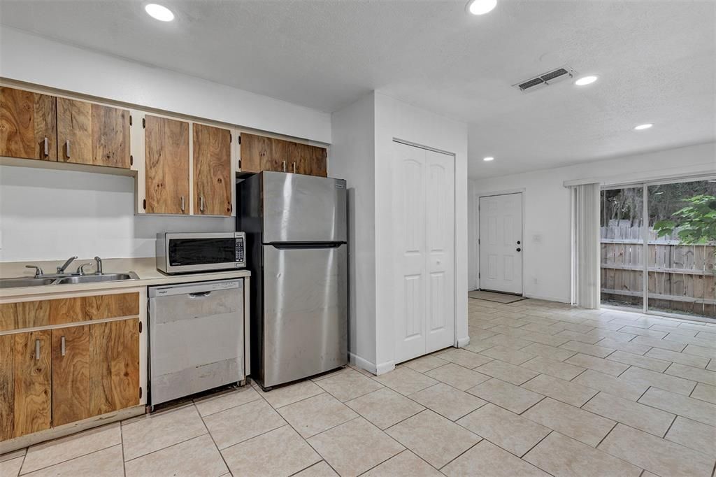 For Rent: $1,225 (2 beds, 1 baths, 785 Square Feet)