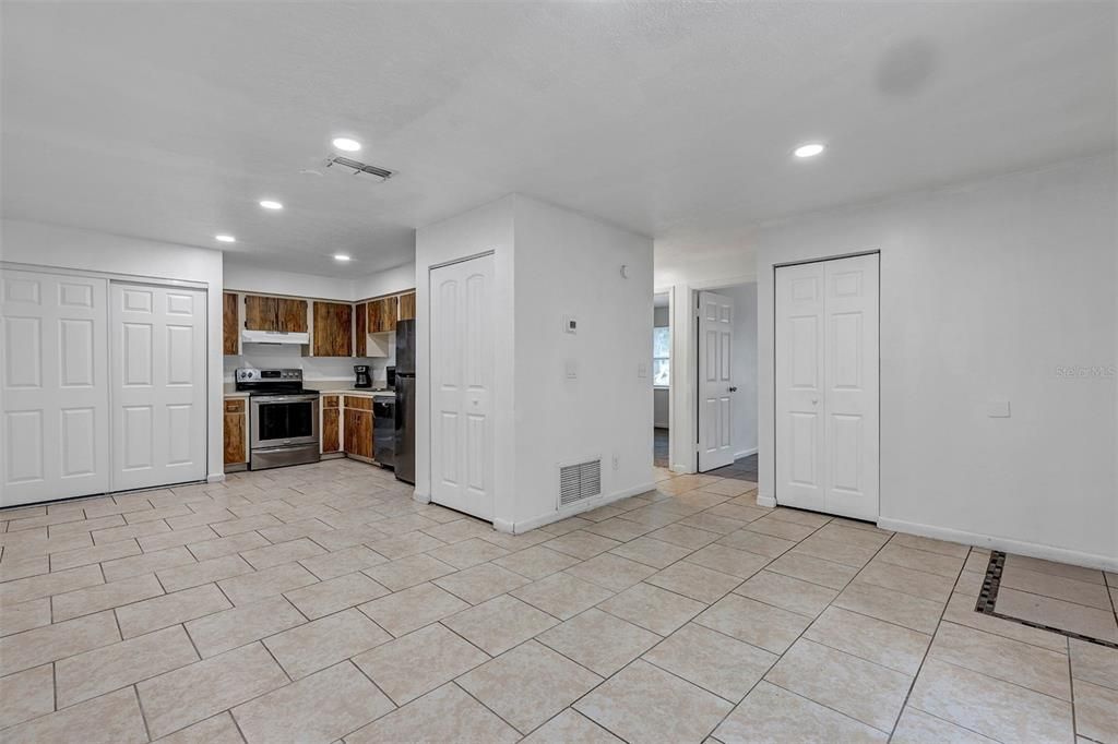 For Rent: $1,225 (2 beds, 1 baths, 785 Square Feet)